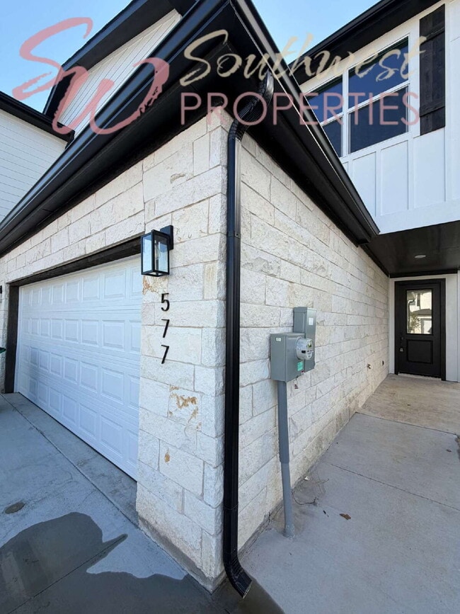 Building Photo - FOUR bedroom townhouse. Off campus living with easy, close to campus style!