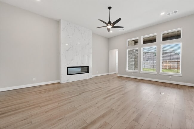 Building Photo - 2022 Serene Spgs Dr