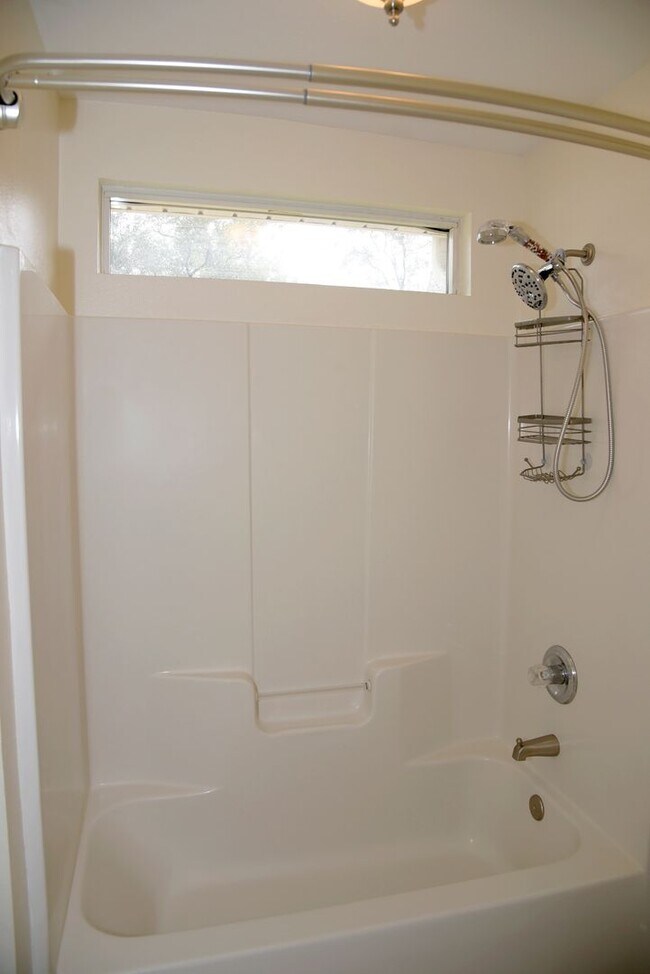 Building Photo - Central Niceville Home with Lawncare Included!