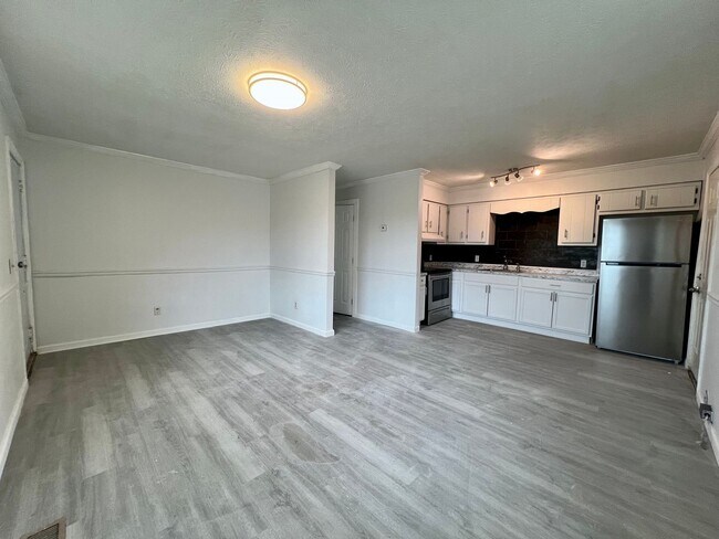 Building Photo - ***MOVE IN SPECIAL - $300 OFF FIRST MONTHS...