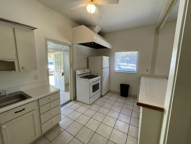 Building Photo - Large One Bedroom In Duck Pond Available in August!!!!