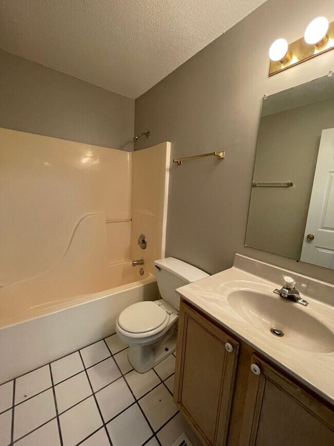 Building Photo - 2304-2306-2306 E Parks Edge Pl
