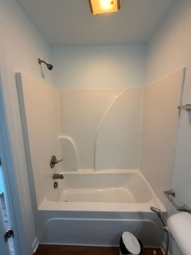 Building Photo - 3 Bedroom 2 Bathroom in a Tri-plex