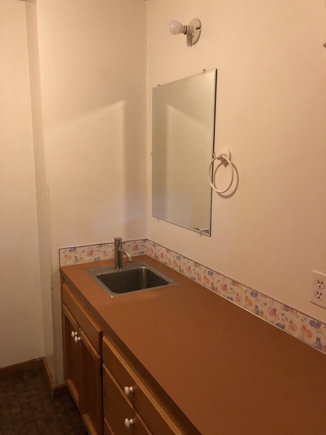 Building Photo - Roomy 2 bedroom 1.5 bathrooms