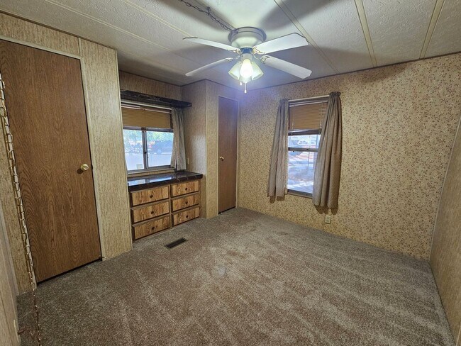 Building Photo - Large 3 bed/2 bath manufactured home in de...