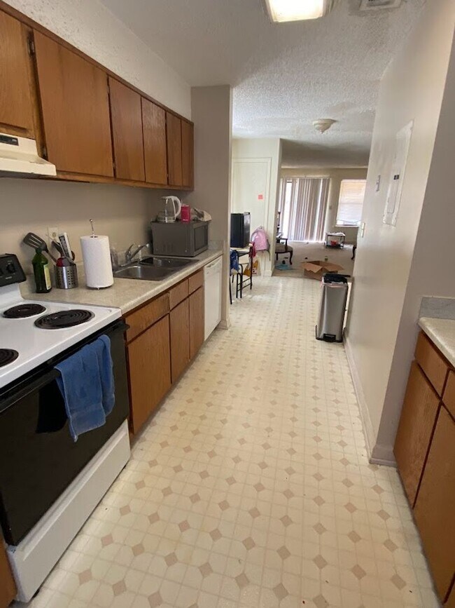 Building Photo - Spacious 2 Bedroom Condo Near Downtown Ath...