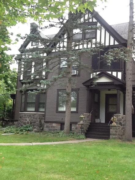 Historical bldg across from west park - 717 W Huron St