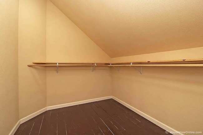 Building Photo - Available THIS SUMMER-Spacious Home Close to Campus