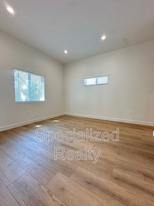 Building Photo - 1135 Scofield Dr