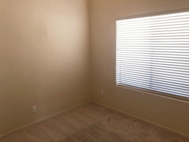 Building Photo - SPACIOUS 4 BED, 2 BATH HOME LOCATED NEAR B...