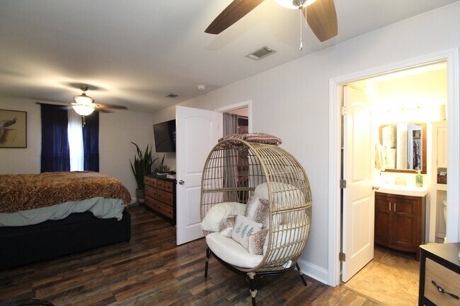 Building Photo - Updated 2BR Home Near Downtown Pensacola –...