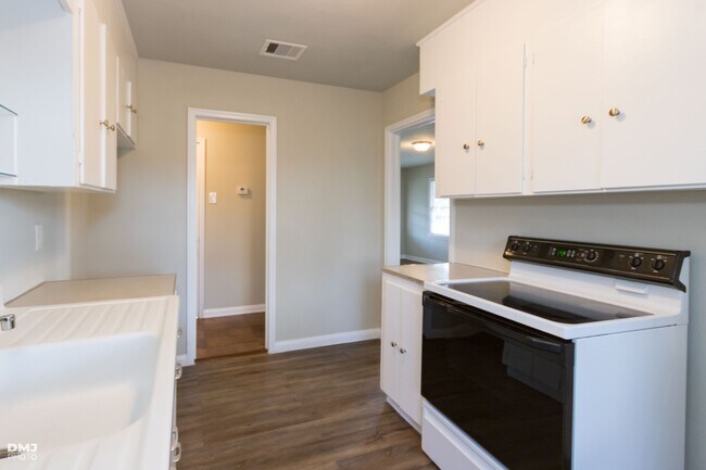 Building Photo - Broadway 2556-2558