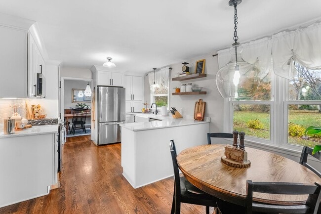 Building Photo - Beautifully Updated 4 Bedroom, 2.5 Bath Home in Fairview