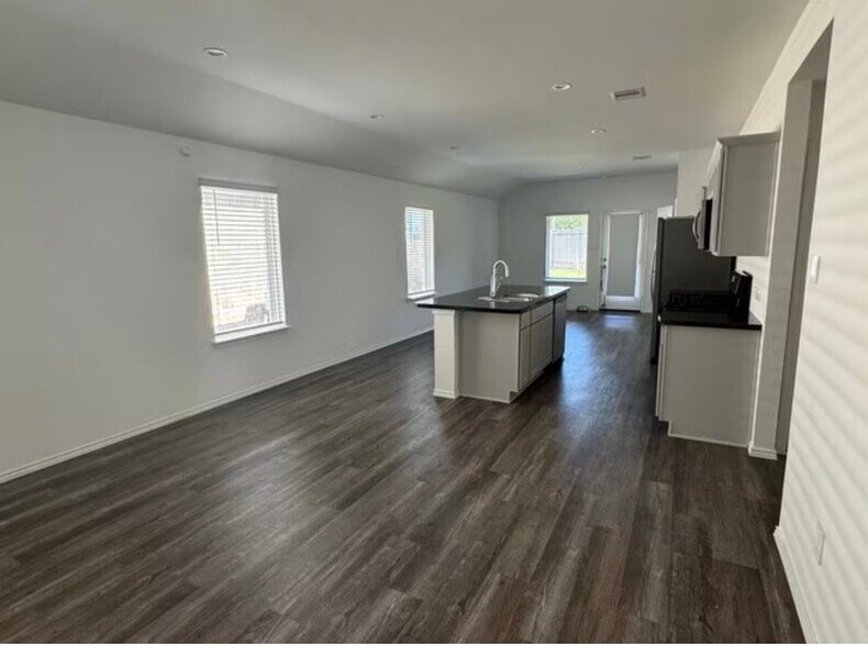 Building Photo - 24330 Saddlestone Green Dr