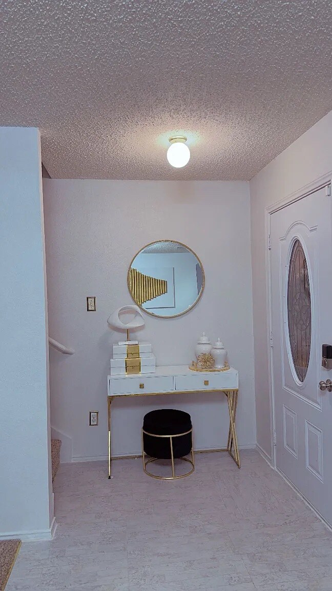 Building Photo - Room in House on Hunters Creek Dr
