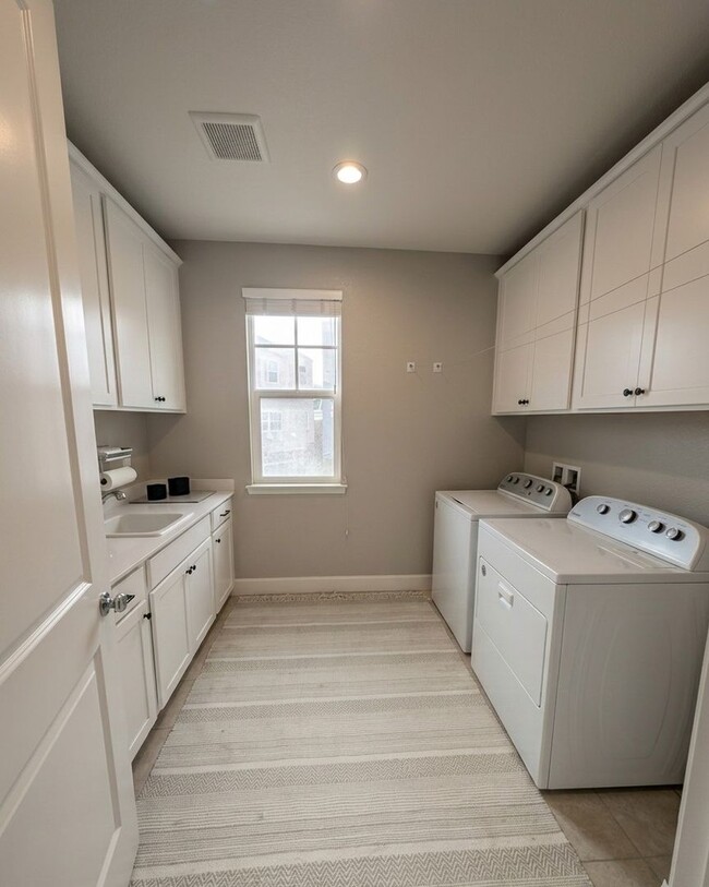 Building Photo - Pleasanton 4 Bed / 3 Bath, Top Rated Schools, Solar