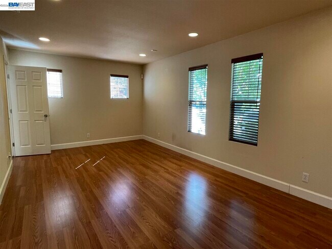 Building Photo - 9332 Mediar Dr