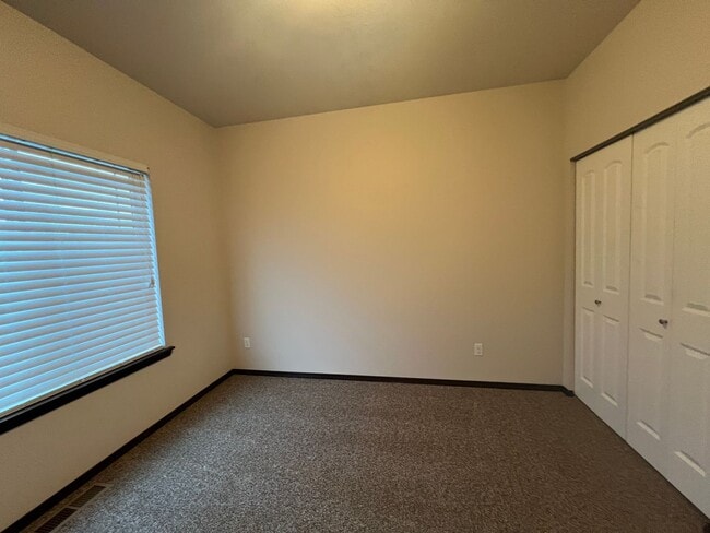 Building Photo - Move in special $400 off first months rent!