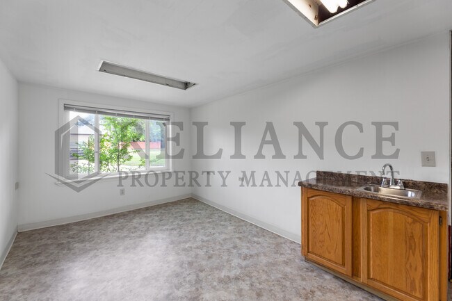 Building Photo - 9306 W Maple St
