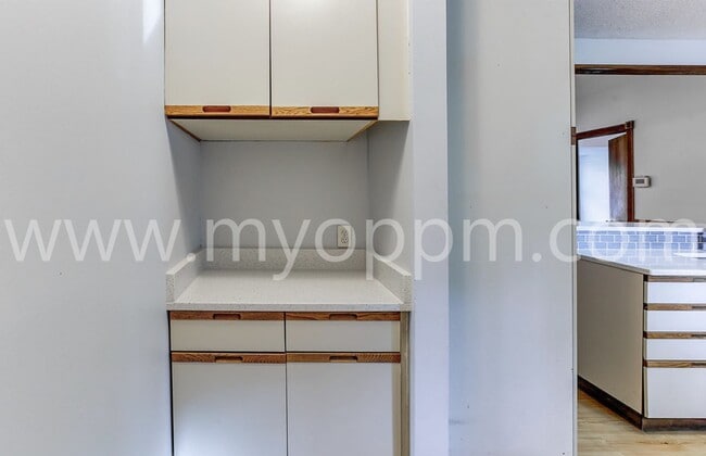 Building Photo - Beautiful 2 Bedroom / 1 Bathroom Home | Ne...