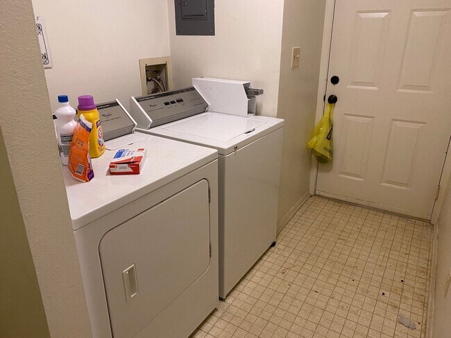 Building Photo - 1BR/1BA Apartment next to Southwood High S...