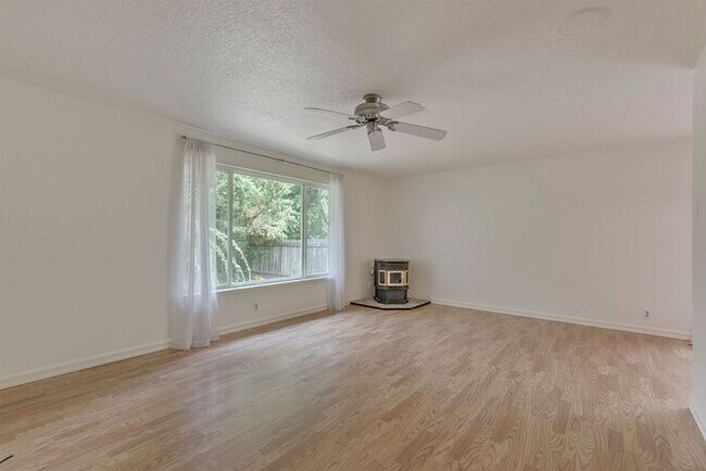 Building Photo - Freshly Updated 3-Bedroom Home with Fenced Backyard in Forest Grove!