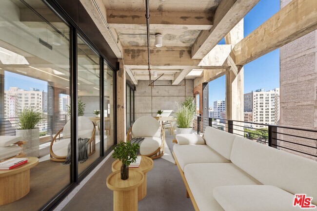 Building Photo - 808 S Broadway