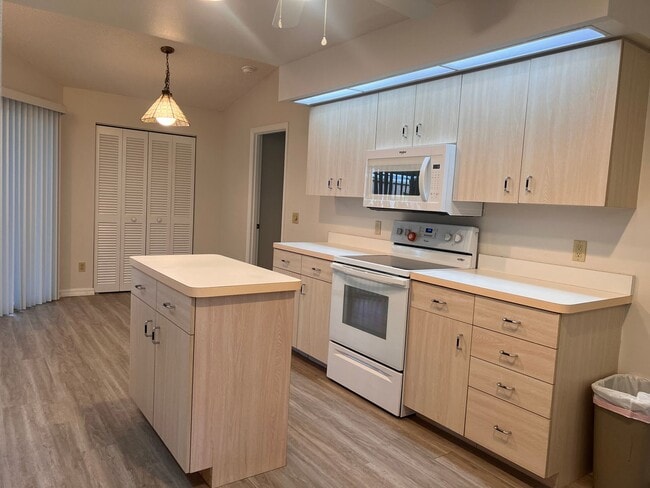 Building Photo - 3BD/2BA