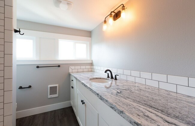 Building Photo - Charming Fully Renovated Home in the Heart of Southeast Portland