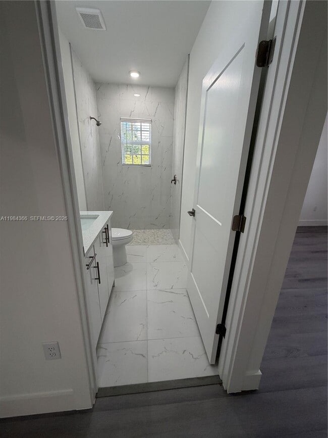 Building Photo - 721 Ivan Ave S