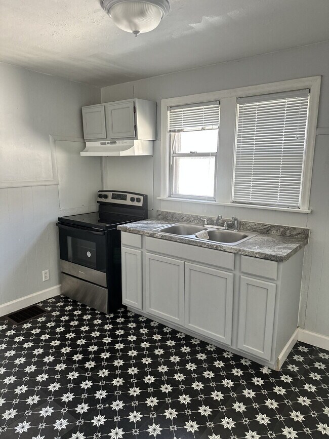 Building Photo - Lovely 2 Bedroom in St. Louis