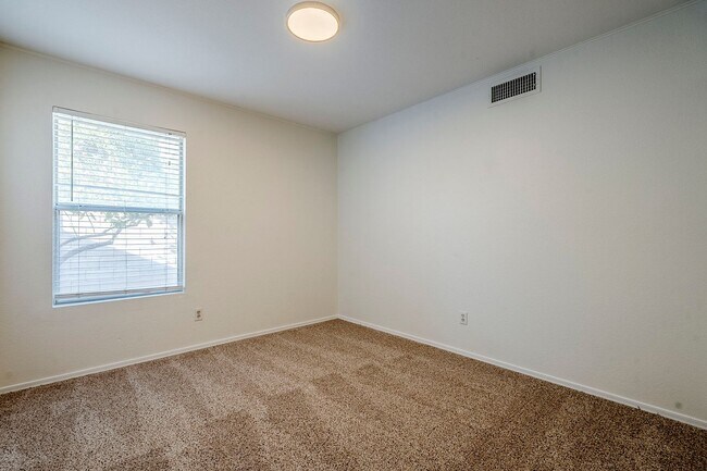 Building Photo - Beautifully Updated 4-Bedroom Home with Easy Access to Loop 101!