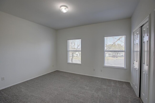 Building Photo - 1102 E 3rd St