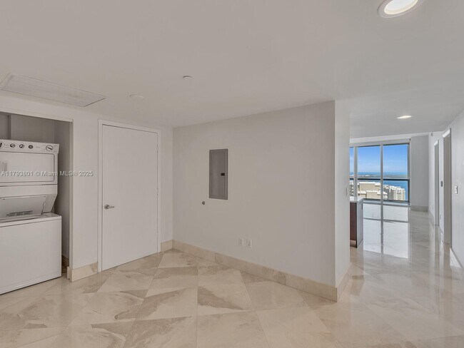 Building Photo - 475 Brickell Ave