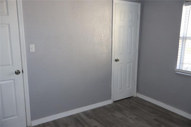 Building Photo - 4732 W Lawn Ave
