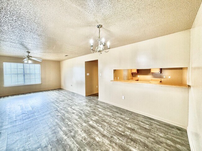 Building Photo - Three Bedroom Apartment with Spacious Dining and Living Area