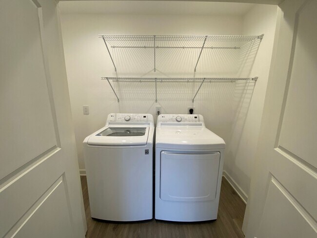 Building Photo - 2476 Cedarwood Ln