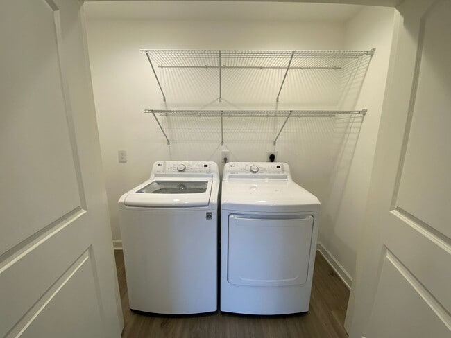 Building Photo - 3 Bedroom End Unit
