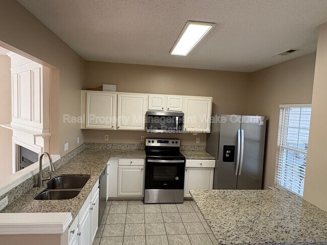 Building Photo - 504 Canyon Lake Cir