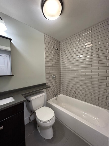 Building Photo - 696 Elm Pl