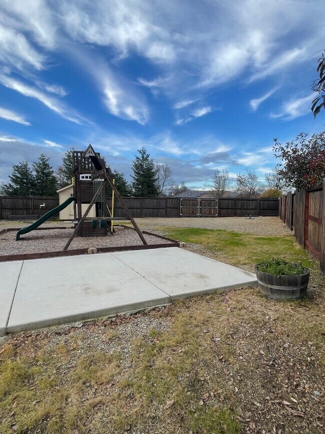 Building Photo - 3 BED 2 BATH HOUSE WITH FENCED BACKYARD IN THE COUNTRY HEIGHTS SUBDIVISION