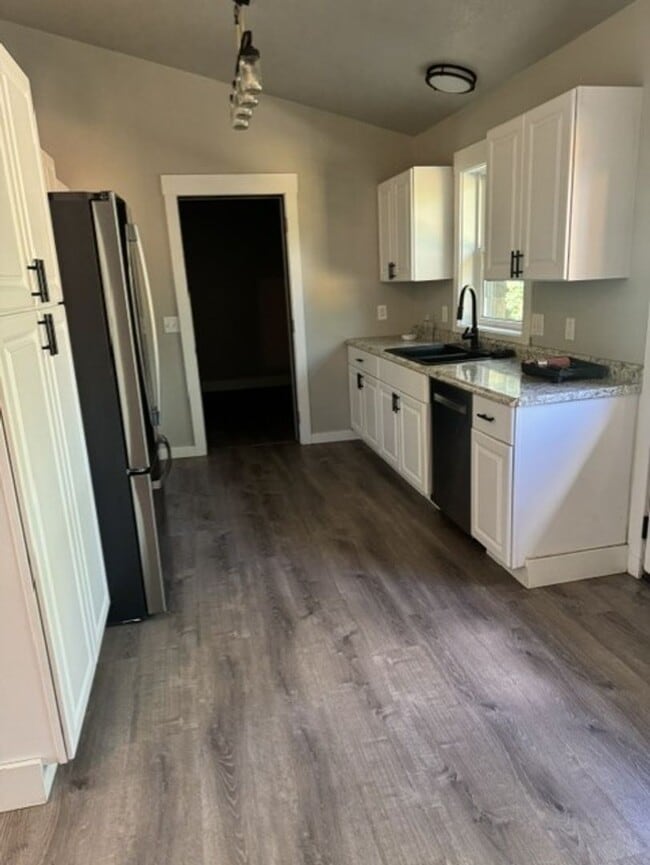 Building Photo - Well-Maintained 3-bedroom, 2-bath home with a 2-car garage