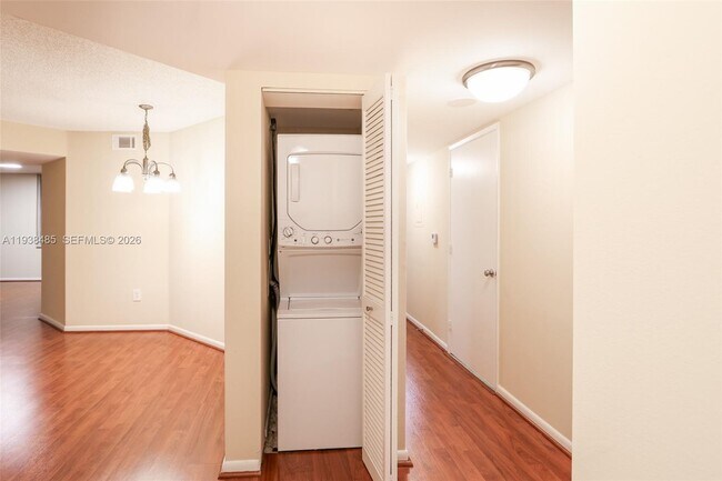 Building Photo - 520 SE 5 Ave