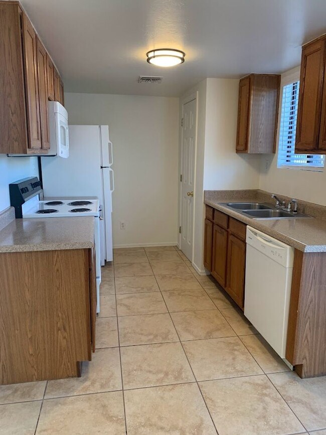 Building Photo - 9108 E Esperanza Dr