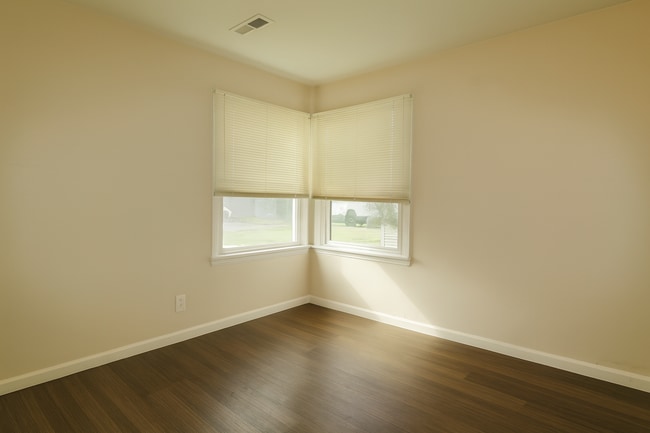 Building Photo - Charming Bend Home with Spacious Bonus Roo...