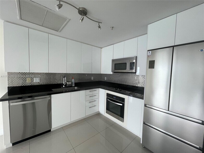 Building Photo - 92 SW 3rd St