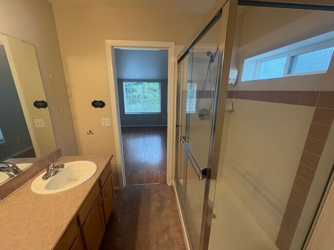 Building Photo - Bright, Spacious Townhome with Stylish Upgrades in Pinehurst/Roosevelt