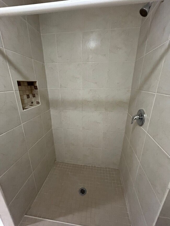 Building Photo - Beautiful, spacious, 4 bedroom, 3 bath tow...