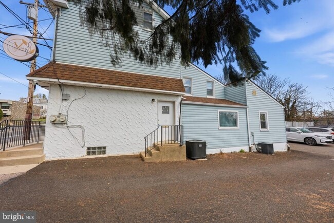 Building Photo - 7909 Oxford Ave