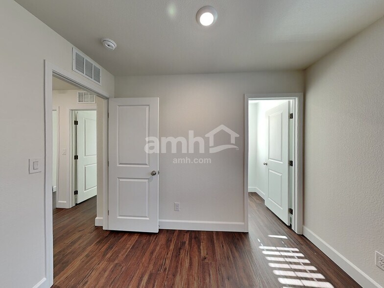 Building Photo - 260 Yasmin Daylily Pl